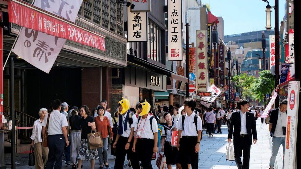 Люди гуляют по китайскому кварталу в Иокогаме