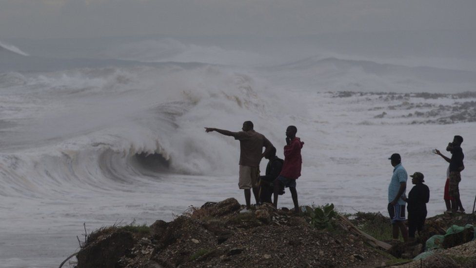 Hurricane Matthew: Category Four storm pounds Haiti - BBC News