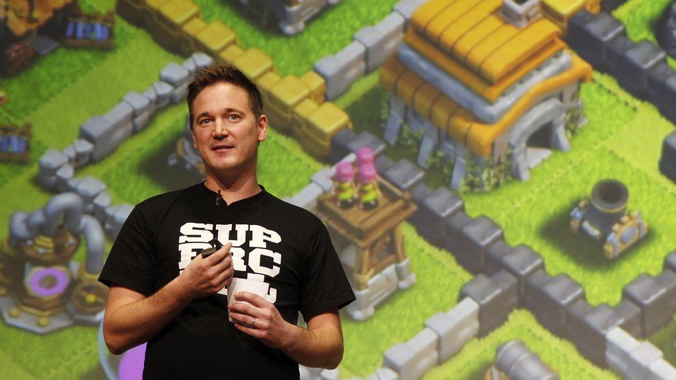 Supercell-CEO Ilkka Paananen hält eine Rede während SoftBanks Pressekonferenz zum Nettogewinn des Unternehmens für das April-September-Quartal in Tokio am 31. Oktober 2013