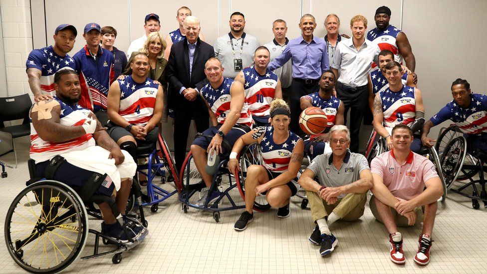 Barack Obama and Prince Harry pose with the American wheelchair basketball team