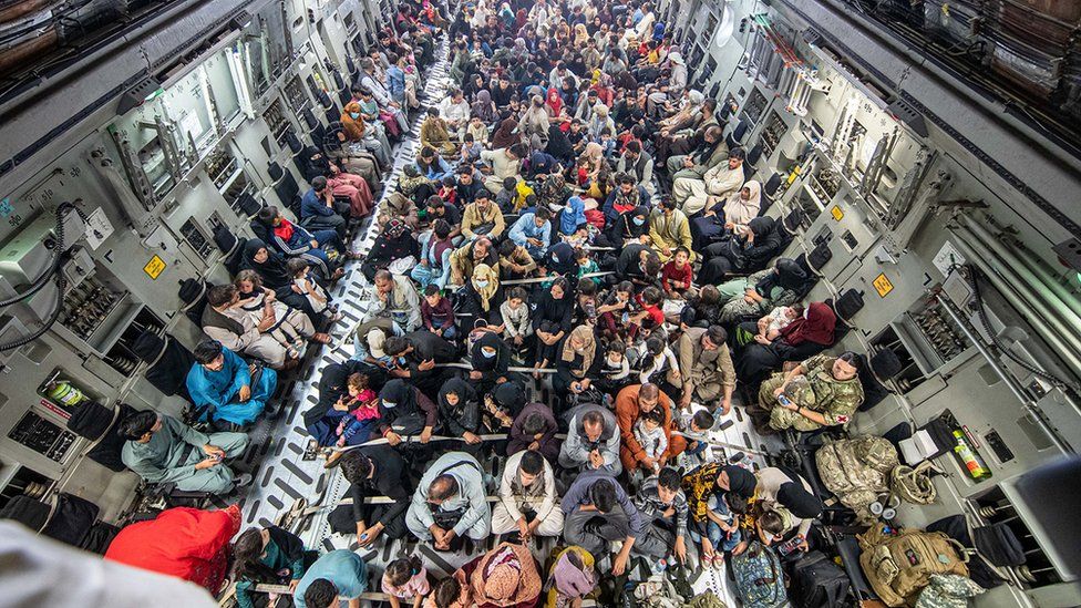 Раздаточная фотография, выпущенная Министерством обороны Великобритании, запечатлевшая полный полет 265 человек при поддержке военнослужащих вооруженных сил Великобритании на борту эвакуационного рейса из аэропорта Кабула, Афганистан.