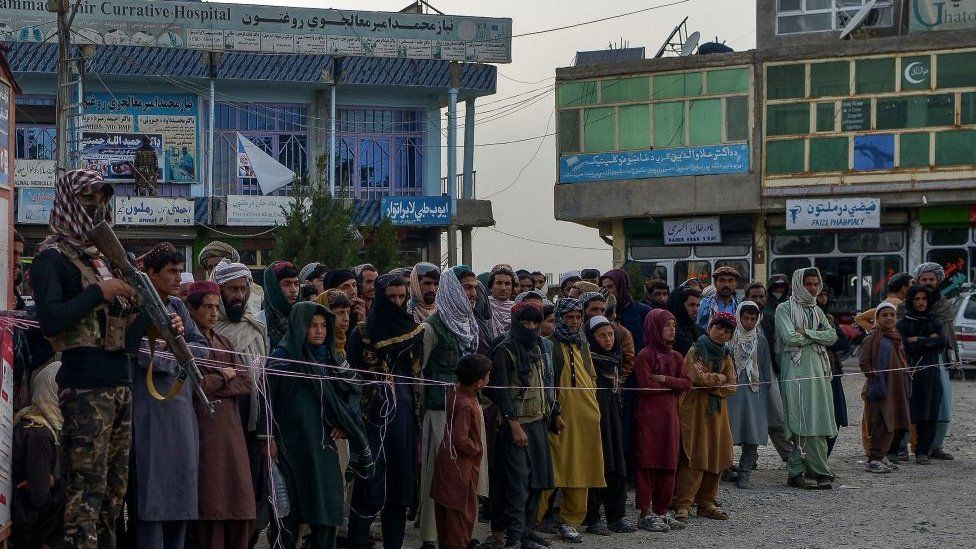 Люди в Афганистане стоят в очереди, чтобы сдать кровь, поскольку страна переживает одно из самых сильных землетрясений.