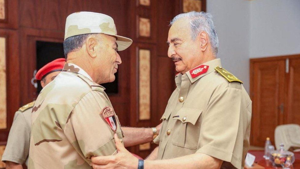 Ливийский военачальник Халифа Хафтар приветствует генерал-лейтенанта египетских вооруженных сил