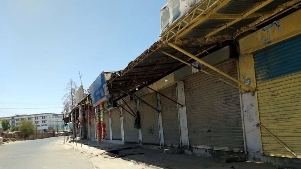 Вид на рынок, который был закрыт из-за опасений по поводу безопасности, когда талибы напали на части города в Лашкар-Гахе, столице провинции Гильменд, Афганистан, 2 августа 2021 года.