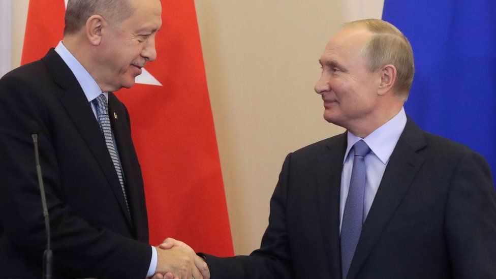 Turkish President Recep Tayyip Erdogan shakes hands with Russian President Vladimir Putin in Sochi, Russia (22 October 2019)