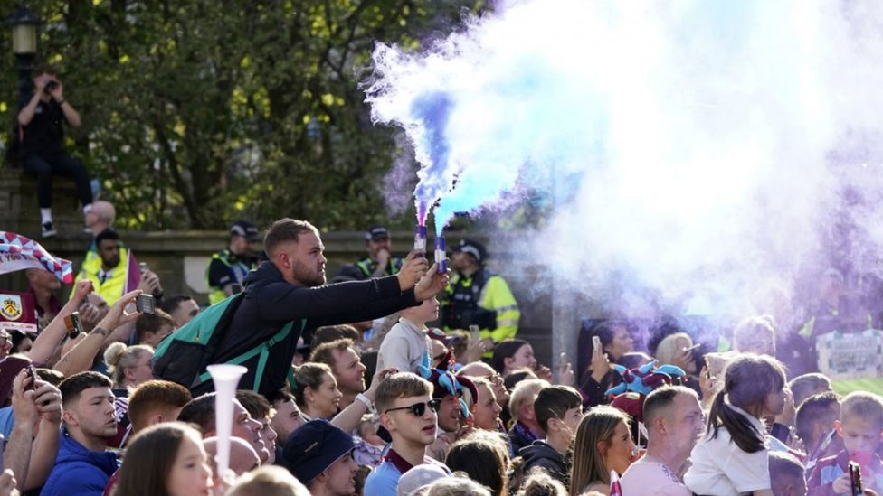 Tens of thousands celebrate Burnley's Championship title win - BBC News