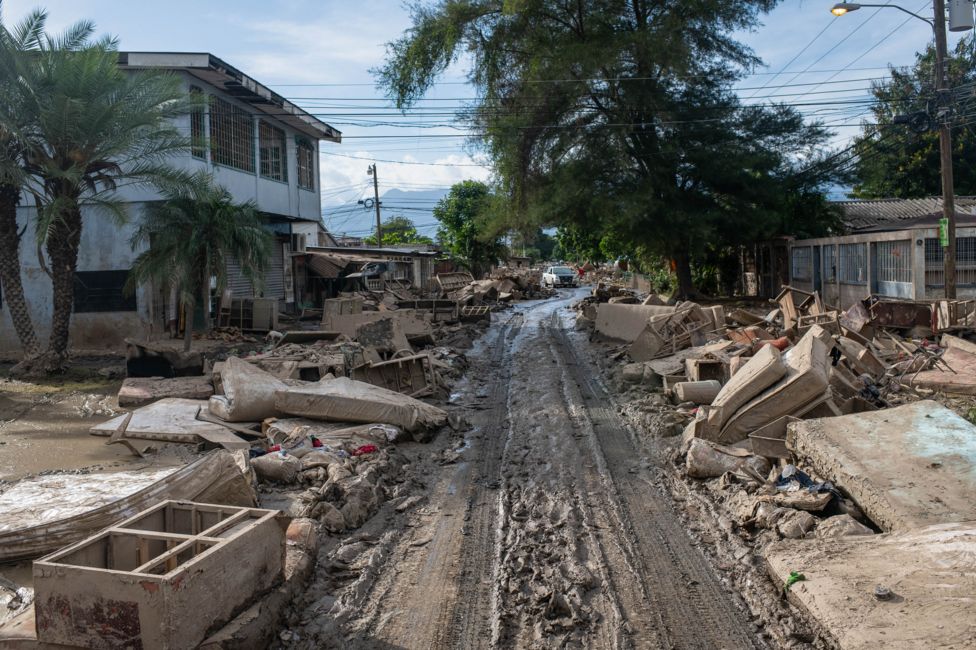 In pictures: Hurricanes leave Hondurans homeless and destitute - BBC News