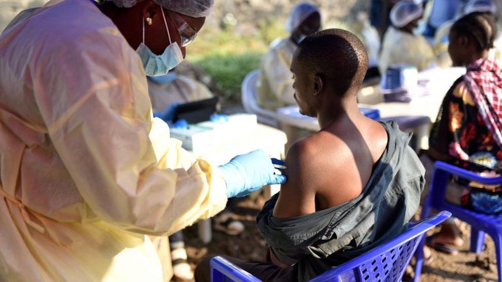 Мужчине делают прививку от Эболы в Демократической Республике Конго
