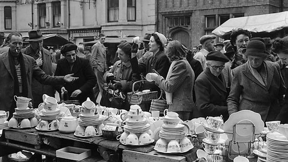 Ffotograff gan Geoff Charles o Ffair Glamai Y Bala, Mai 1952. Dyma'r gymdeithas y magwyd Jean ynddi cyn iddi ymfudo