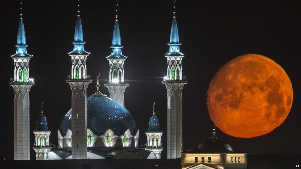 The full moon rises over the illuminated Kazan Kremlin with the Qol Sharif mosque illuminated in Kazan, the capital of Tatarstan, located in Russia"s Volga River area about 700 km (450 miles) east of Moscow