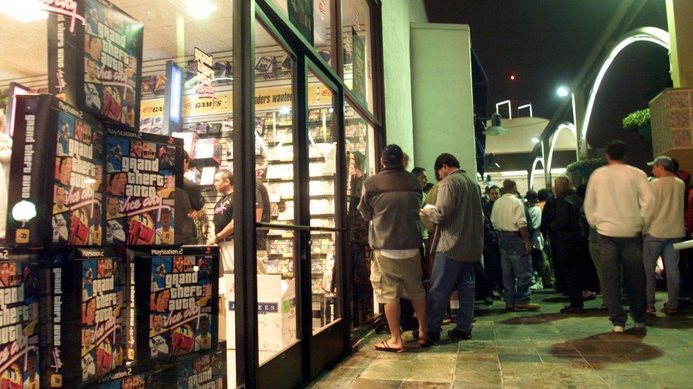 Люди стоят в очереди, чтобы купить GTA: Vice City