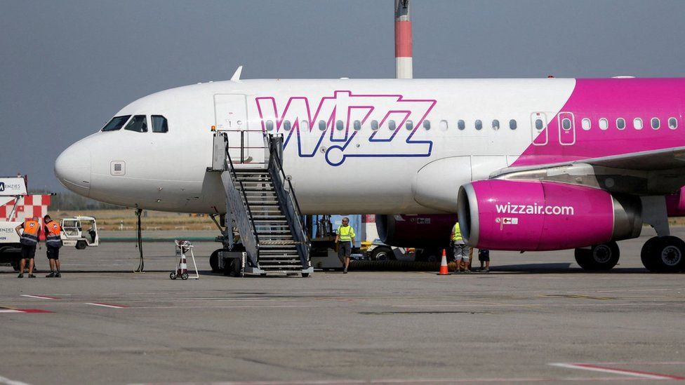 Самолет Wizz Air на летном поле в аэропорту Будапешта