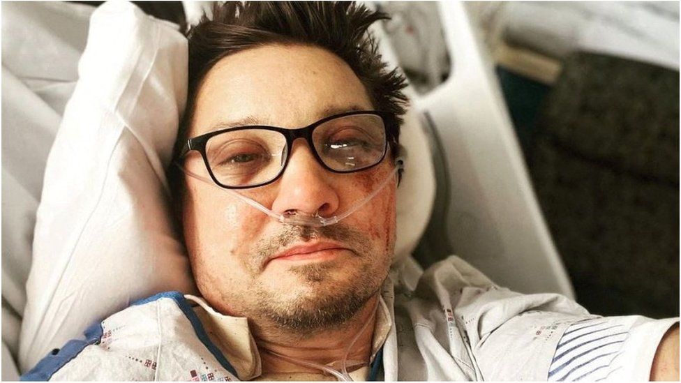 Une capture d'écran montre un selfie de l'acteur Jeremy Renner sur un lit d'hôpital, posté sur Instagram avec la légende suivante : 