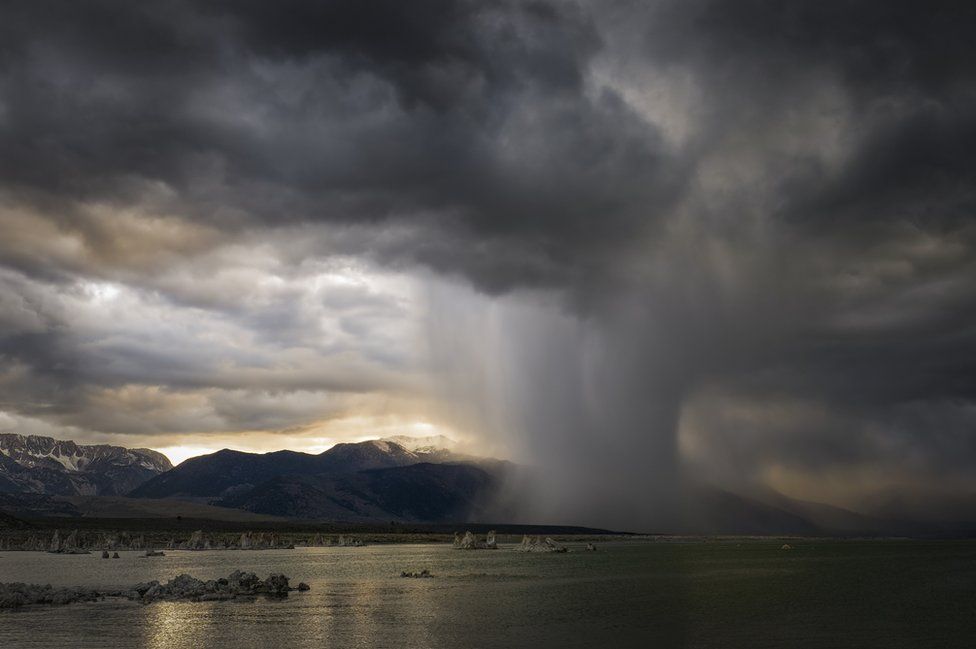 Paul Andrew: tormenta del atardecer en el lago Mono