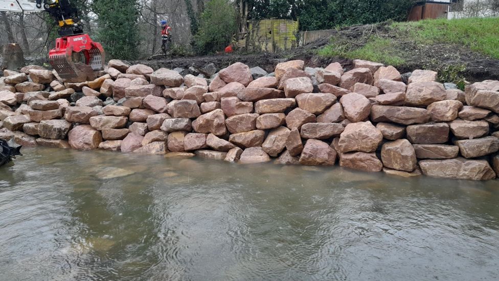 Flood defence repairs at World Heritage site in Derby - BBC News