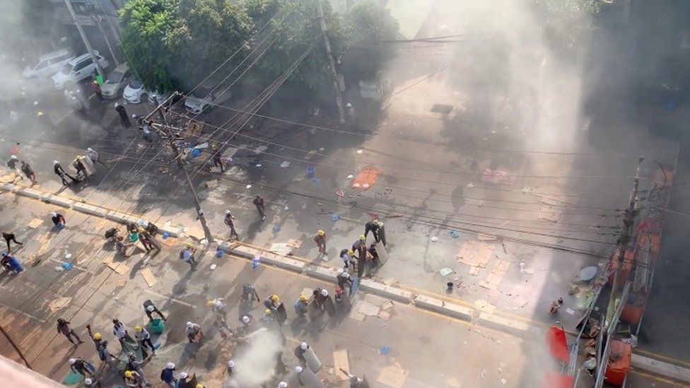 Слезоточивый газ и дымовые шашки во время столкновения протестующих с полицией