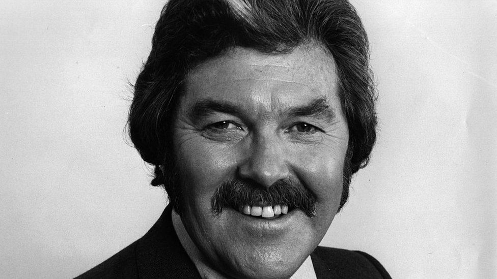 Dickie Davies, host of ITV's World of Sport for nearly two decades, dies -  BBC News