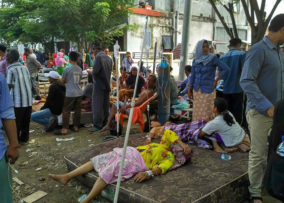 City general hospital patients rest in the open following an earthquake in Pidie Jaya, Aceh province on 7 December 2016.