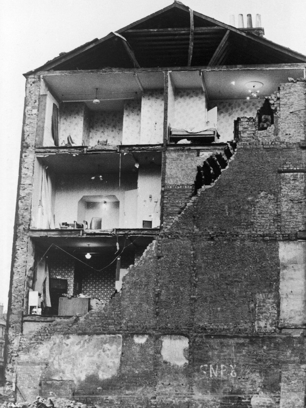 The high winds that hit Southern and Central Scotland in the early hours of the 15th January 1968 ripped away the wall of this Glasgow house. The storm brought havoc to the City leaving 700 people homeless and 9 people dead. 16th January 1968 --- SINGLE USE - AGREED with PHIL COOMES and PAID FOR