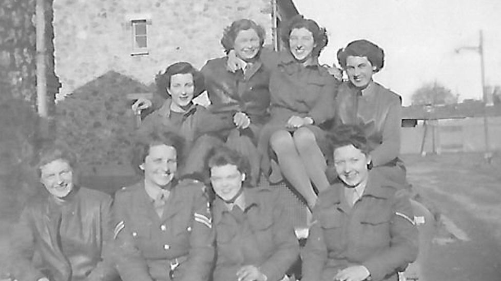 Marjorie and members of the Auxiliary Territorial Service (ATS)