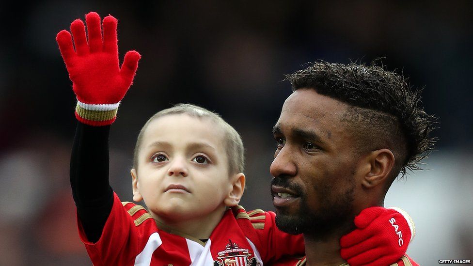 Bradley Lowery and ex-Sunderland striker Jermaine Defoe before a Premier League match