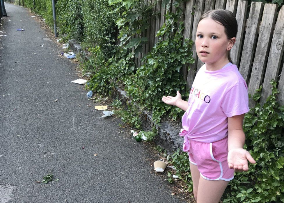 outside peeing girl child 