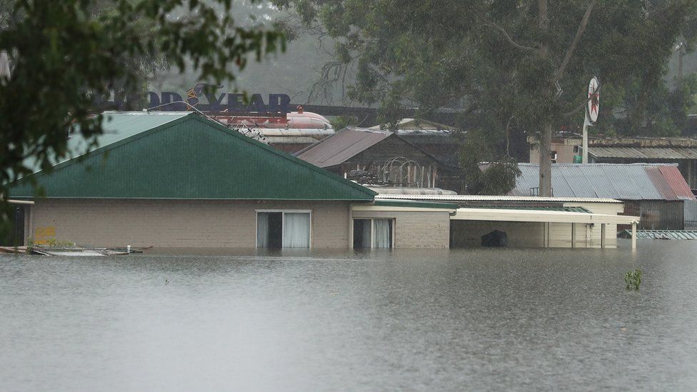 23 марта 2021 года в Сиднее, Австралия, за пределами Ричмонда, виден дом, затопленный паводком