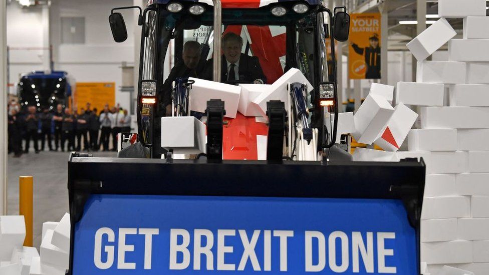 Борис Джонсон водит JCB с изображением флага Союза и надписью «Get Brexit Done» внутри ковша экскаватора