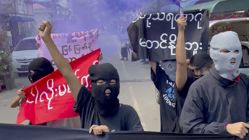Люди протестуют после казней в Янгоне, Мьянма, 25 июля 2022 года. Этот снимок экрана получен из видео в социальных сетях. Лу Нге Хит/через REUTERS