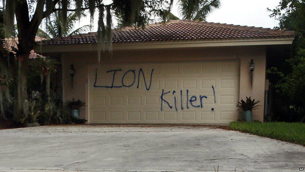 The vandalised garage at the Florida holiday home of American dentist Walter Palmer - 4 August 2015