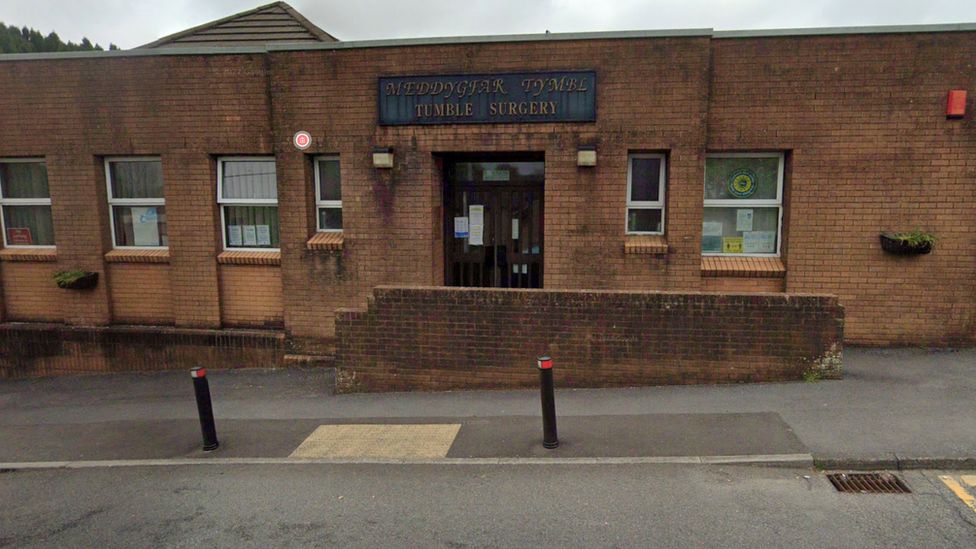 Dyfodol ansicr Meddygfa Cross Hands a'r Tymbl yn 'ofid i nifer' BBC