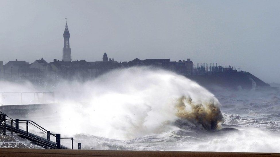 Blackpool Tower wins civil engineering heritage award - BBC News