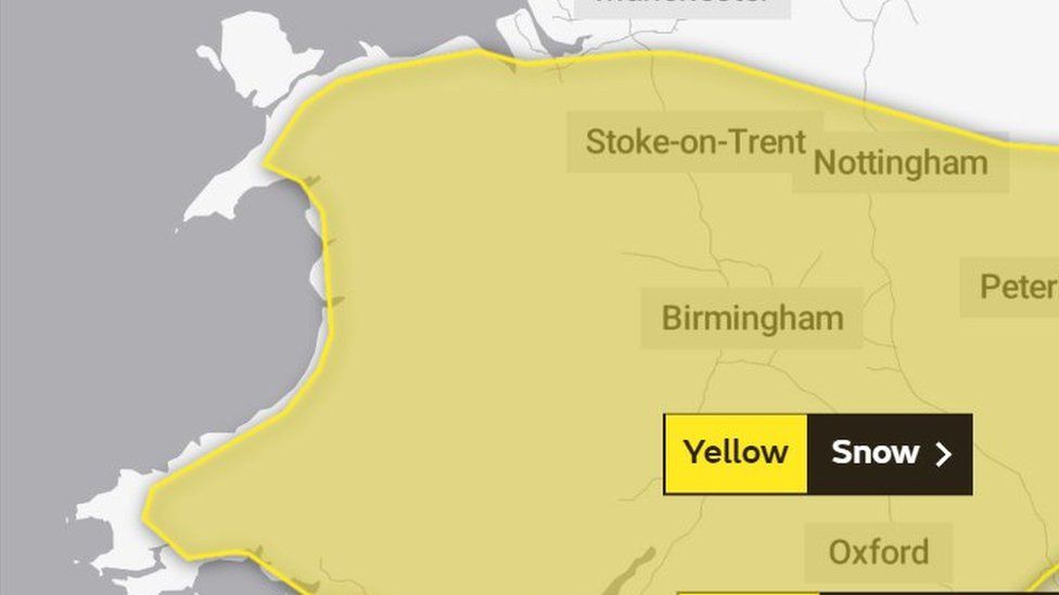 Pedair canolfan frechu�n cau yn sgil rhybudd eira BBC Cymru Fyw