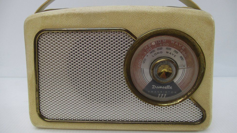 Set radio Dansette RT111 gyda chwech transistor a dau fand tonfeddi. Crewyd yn 1959; gyda phob degawd daeth setiau radio yn llai ac yn fwy soffistigedig