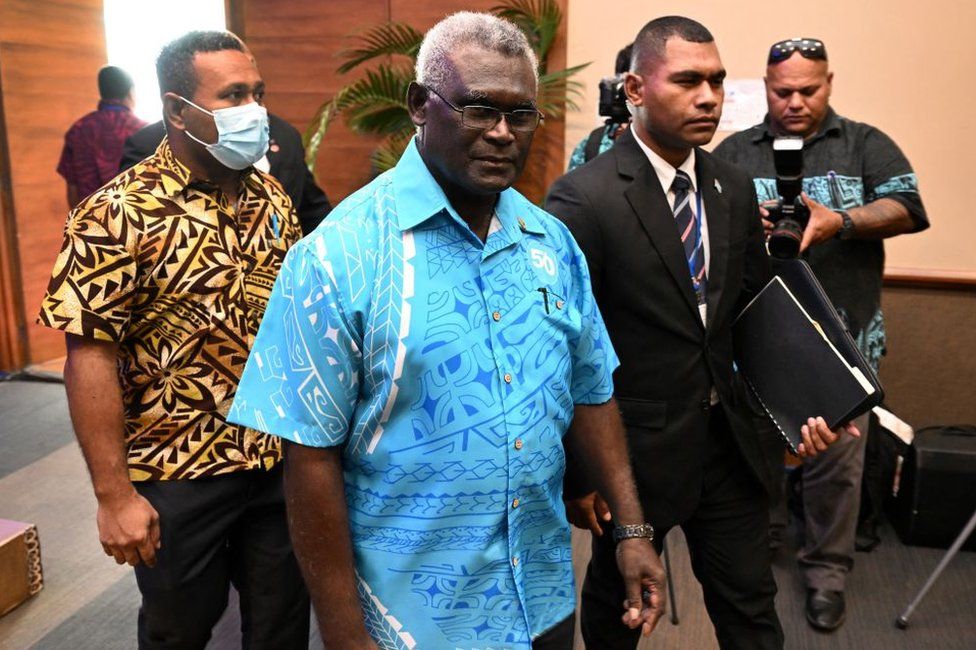 Премьер-министр Соломоновых островов Манассия Согаваре (в центре) прибывает на вступительное слово Форума тихоокеанских островов (PIF) в Суве 12 июля 2022 г.
