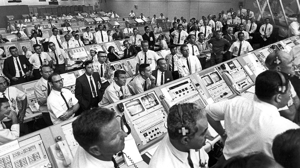 US-Apollo-11-control-room.