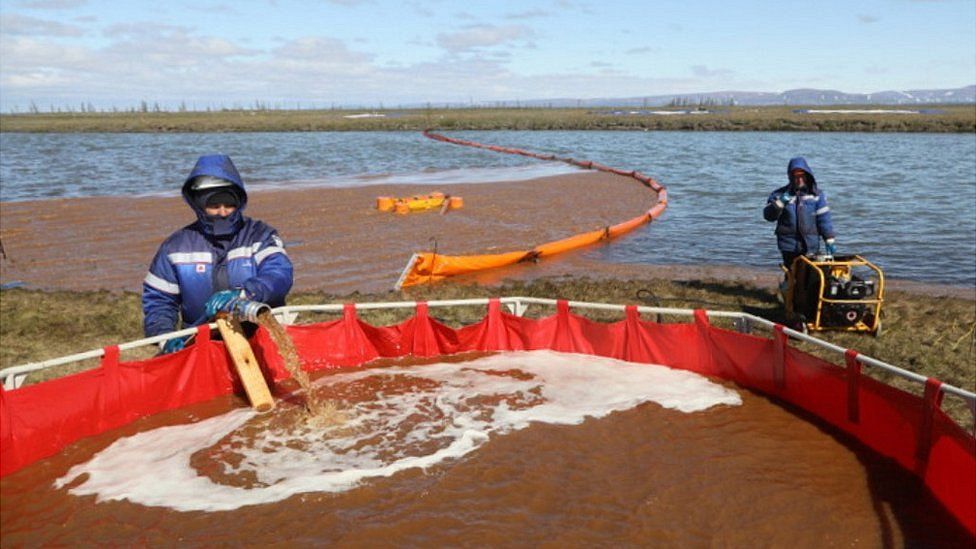 Clean-up work on Ambarnaya River, 7 Jun 2020