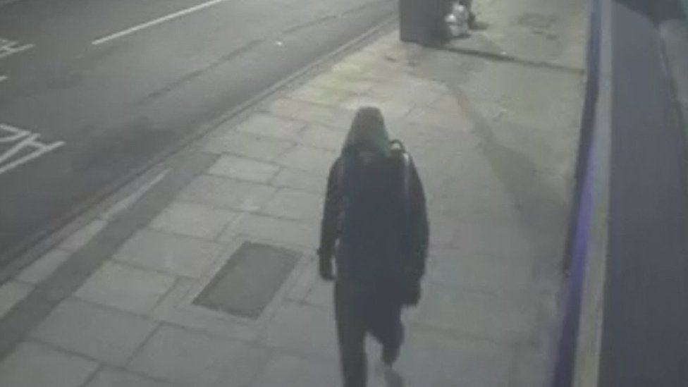 Deptford double murder: CCTV of 'extremely important' suspect - BBC News