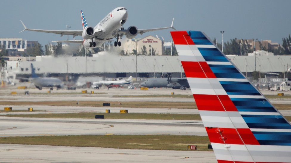 Рейс 718 American Airlines, первый U. S. Коммерческий рейс Boeing 737 MAX после того, как в ноябре регулирующие органы отменили 20-месячный запрет на полет, вылетает из Майами, Флорида, США, 29 декабря 2020 г.