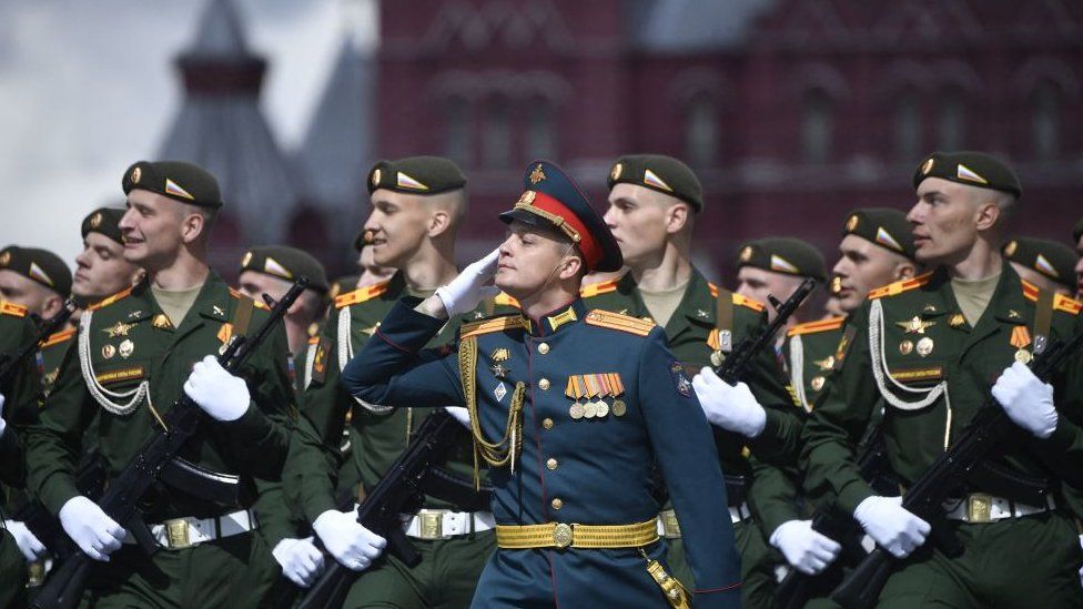 Militares russos marcham na Praça Vermelha durante o desfile militar do Dia da Vitória no centro de Moscou em 9 de maio de 2022