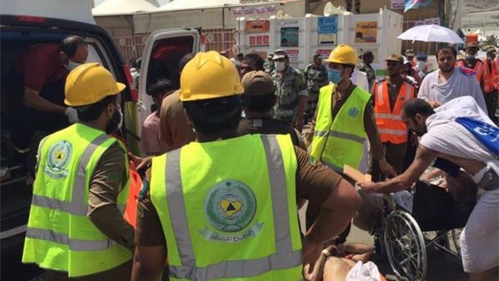 Saudi rescuers treat casualty after Mina crush (24/09/15)