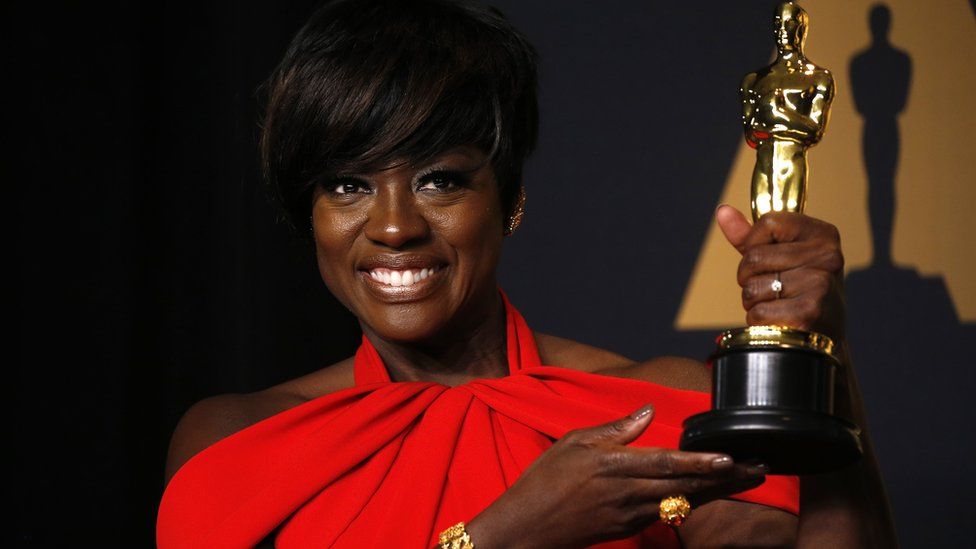 Viola Davis posing with her award for best supporting actress at the 2017 Oscars