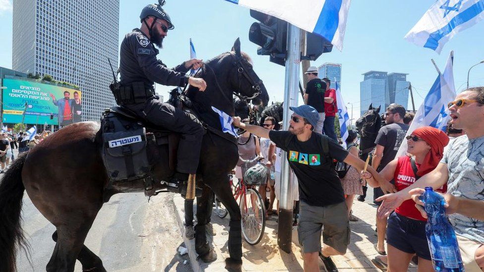 Policeman on horseback and protesters confront each other in Tel Aviv (11/07/23)