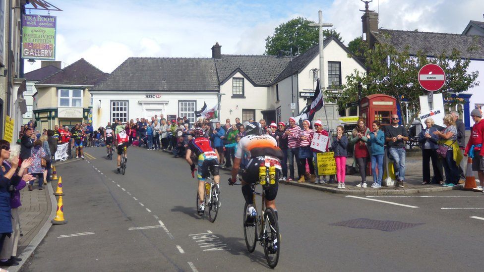 Beicwyr yn mynd drwy Arberth ystod y digwyddiad ddydd Sul