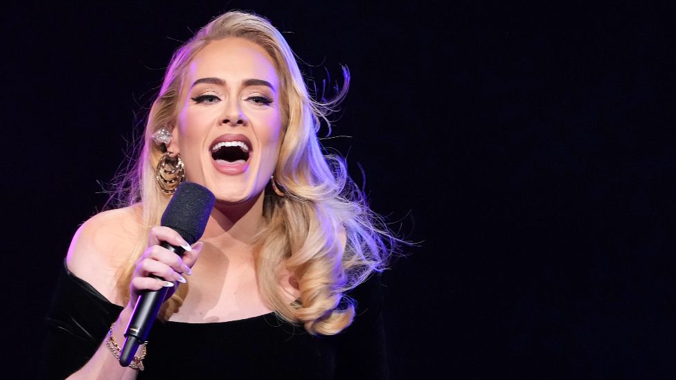 Адель выступает на сцене во время открытия резиденции «Weekends with Adele» в Колизее в Caesars Palace 18 ноября 2022 года в Лас-Вегасе, Невада