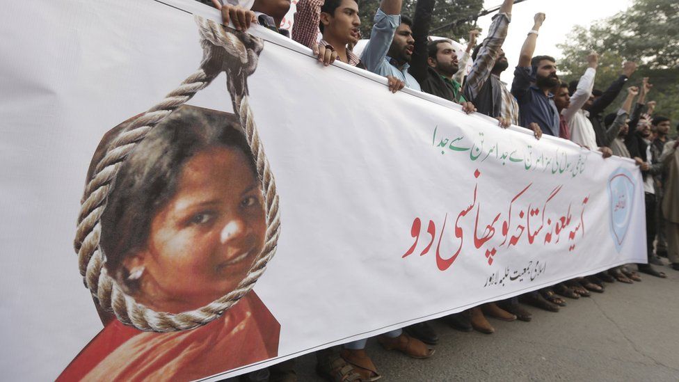 People shout slogans as they protest the release of Asia Bibi, a Christian accused of blasphemy, whose death sentence was annulled by the Supreme court, in Lahore, Pakistan, 08 November 2018.