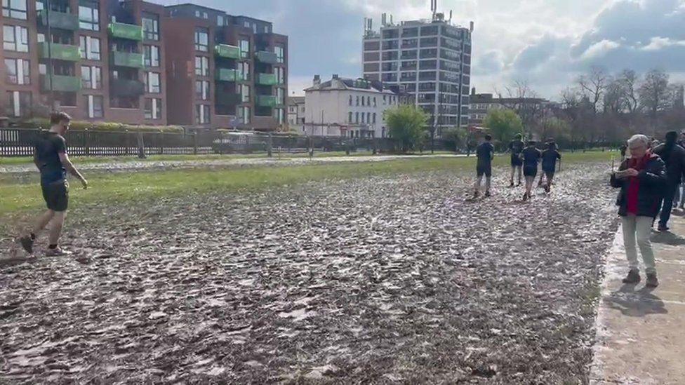 Mud, sweat and cheers: The rise of obstacle course racing - BBC News