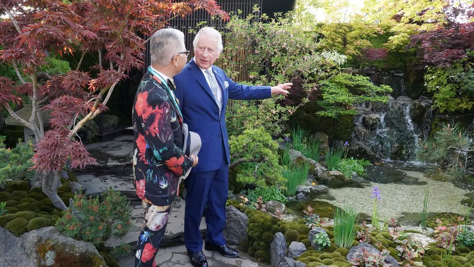 The King with a garden designer