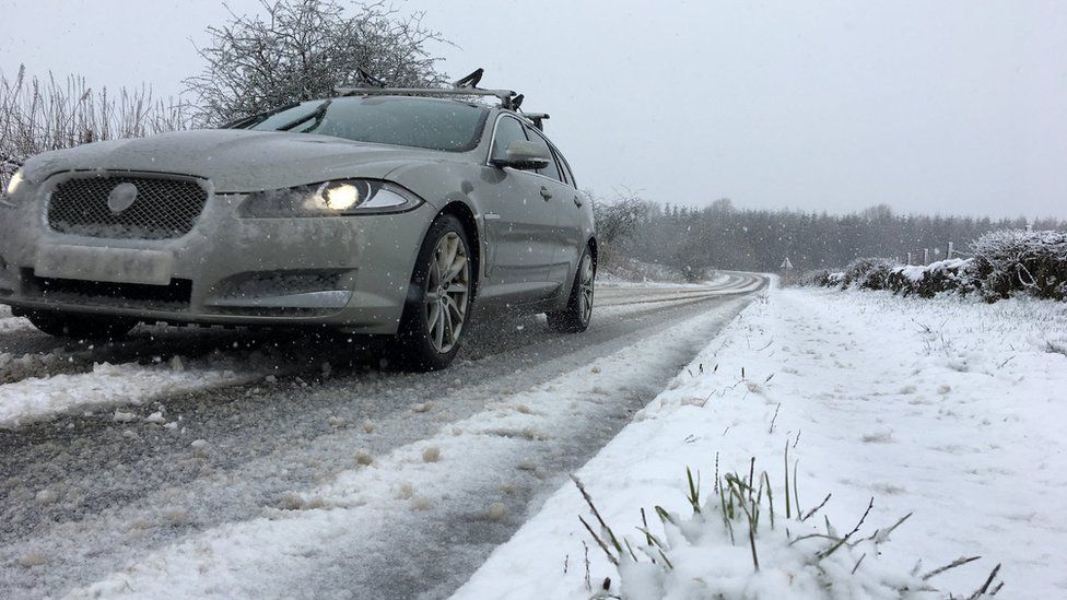 Car in snow on A820 Doune to Dunblane road