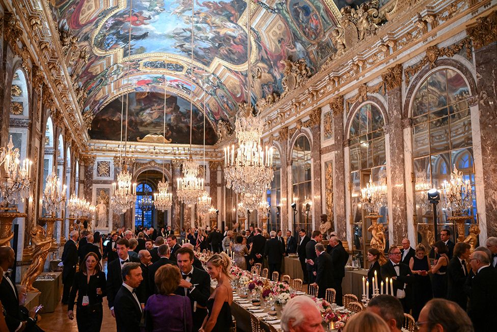 Гости на государственном банкете в Версальском дворце в Париже во время государственного визита во Францию ​​короля и королевы Великобритании 20 сентября 2023 г.